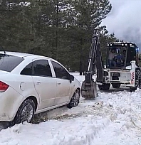 Elazığ'da karda mahsur kalan otomobil kurtarıldı