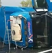 Elazığ'da kargo tırı virajı alamayarak devrildi: 1 yaralı