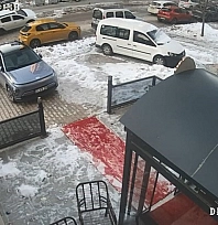 Elazığ'da kaza anı güvenlik kamerasına yansıdı