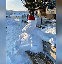 Elazığ'da kışa renk katan kardan adam