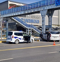 Elazığ'da kontrolden çıkan otomobil korkuluklara çarptı: 2 yaralı