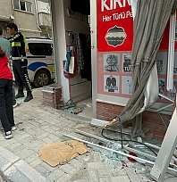 Elazığ'da korkutan kaza: Taksi terzi dükkanına girdi
