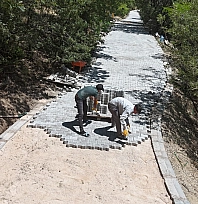 Elazığ'da köy yolları modern görünüme kavuşuyor