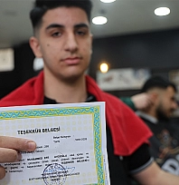 Elazığ'da kuaförden karne hediyesi