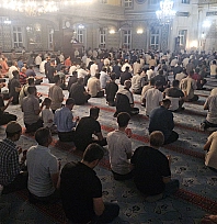 Elazığ'da Mevlid Kandili'nde binlerce vatandaş camilere akın etti