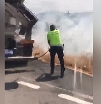 Elazığ'da otluk yangına trafik polisinden beton mikserli müdahale