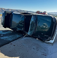 Elazığ'da otomobil yan yattı: 2 yaralı