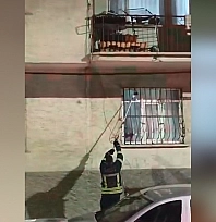 Elazığ'da pencere korkuluğuna yılan çıktı