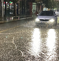 Elazığ'da sağanak hayatı felç etti: caddeler göle döndü