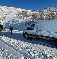 Elazığ'da şarampole düşen pikap kurtarıldı