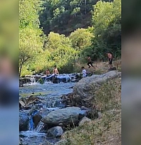 Elazığ'da sıcaklara doğal çözüm: Çocuklara dereden yüzme havuzu