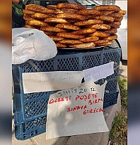 Elazığ'da simitçi sınava gitti, satışı müşteriye bıraktı