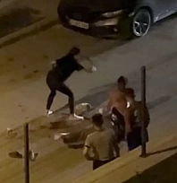 Elazığ'da Sokak Ortasında Kavga: Kadın Sopayla Vurdu