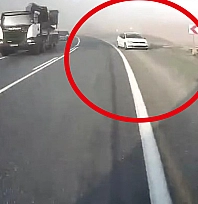 Elazığ'da tehlikeli manevra araç kamerasına yansıdı