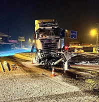 Elazığ'da tır buzlanma nedeniyle refüje çıktı: 1 Yaralı