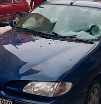 Elazığ'da Üzerine buz düşen aracın camı kırıldı