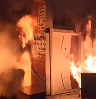 Elazığ'da yanan işletmenin yardımına esnaf yetişti