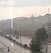 Elazığ'da yıldırım düştü