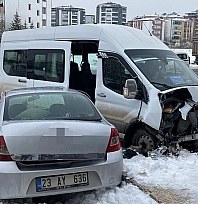 Elazığ'da yolcu minibüsüyle otomobil çarpıştı!