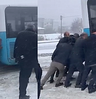 Elazığ'da Yolda kalan yolcu otobüsünün yardımına vatandaşlar yetişti