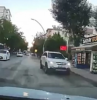 Elazığ'da yürekleri ağza getiren anlar: ters şeritten geldi