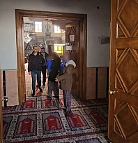 Elazığ'da zabıtayı gören kadın dilenciler cuma namazına başladı