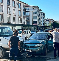 Elazığ'da zincirleme kaza: Motosiklet çarpan kadın yaralandı