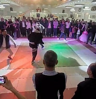 Elazığ düğününde tura oyunu: Birbirlerinin sırtına vurarak oynandı