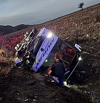 Elazığ firmasına ait yolcu otobüsü devrildi: 2 ölü, 21 yaralı