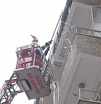 Elazığ İtfaiyesi kent genelinde buz sarkıtlarına müdahale ediyor