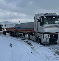Elazığ Maden'de kar mağduru araçlar kurtarıldı