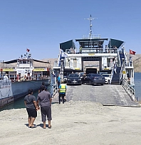 Elazığ-Pertek feribotunda korku dolu anlar: Feribot rüzgara kapıldı