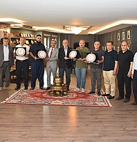 Elazığ Ticaret Borsası'nda emek veren meclis üyelerine teşekkür plaketi