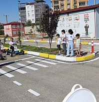 Elazığ Valisi Hatipoğlu, minik öğrencilerle trafik eğitiminde buluştu