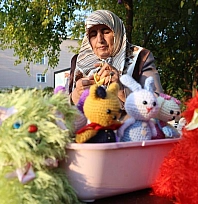 Elazığlı İmla teyze, depremi de kanseri de örerek yendi