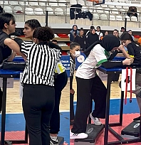 Elazığlı sporculardan bilek güreşi grup yarışmalarında 3 madalya