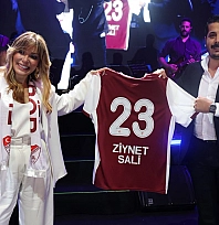 Elazığspor'dan Ziynet Sali'ye forma ve atkı
