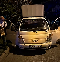 Eşi kamyonetten atladı, o sigara peşine düştü