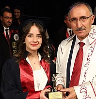 Gazeteci Miray Kamaç, Fırat Üniversitesi İletişim Fakültesi'ni üçüncülükle tamamladı