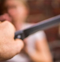 'Gelinlikle çıktın kefeninle dönersin' diyen baba kızını bıçakladı