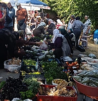 Gezin Cuma Pazarı'nda iğne atsan yere düşmüyor: Yoğunluk var, bütçe yok!