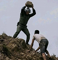 Göçmen krizinde taşlı müdahale tepki çekti