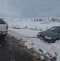 Göreve giden valilik koruma ekibi, yolda kalan vatandaşı kurtardı