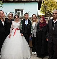 Hacca gidemediler, gençlerin mutluluğuna vesile oldular