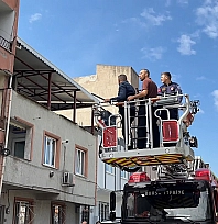 Hastaneye yatmak istemedi, polise bıçak çekip direndi
