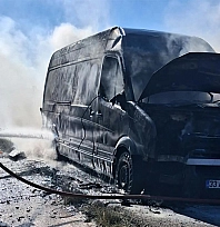 Hırdavat yüklü araç alevlere teslim oldu