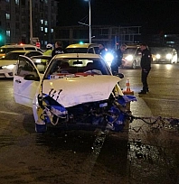 İki aracın çarpıştığı kazada ortalık savaş alanına döndü