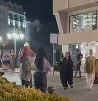 İki kadın grup arasında cadde ortasında kavga