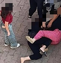 İki kadın saç başa kavga ettiler