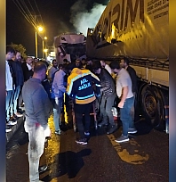 İki tır kafa kafaya çarpıştı: 2 yaralı